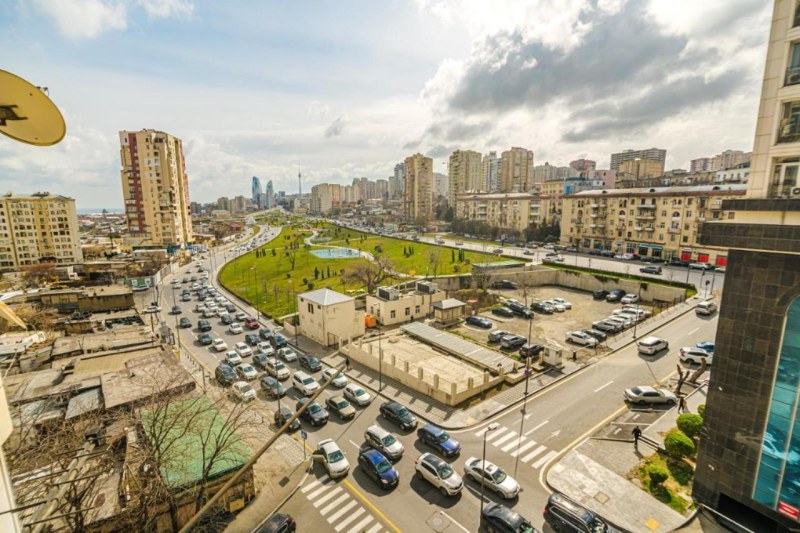  Bakıda məşhur yaşayış kompleksində xəncərli hücum - Mühafizəçi döyüldü + FOTO 