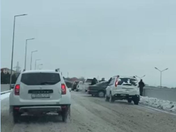  Azərbaycanlı məşhur aparıcı ailəsi ilə rayon yolunda AĞIR QƏZAYA DÜŞDÜ - Maşın bir neçə dəfə aşdı - FOTO 