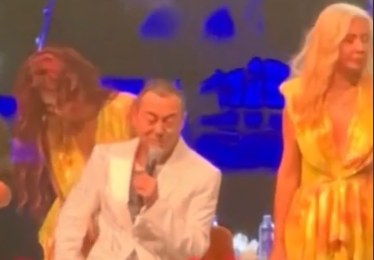  Konsertə sərxoş halda çıxdı - O qədər içdi ki, nə mahnı oxuya bildi, nə də ... - VİDEO 