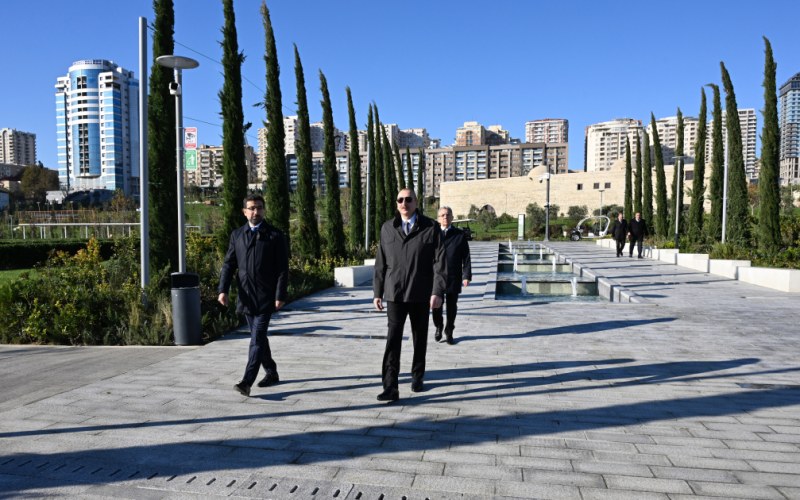  İlham Əliyev Bakıda Mərkəzi Parkın üçüncü hissəsinin açılışında iştirak edib - FOTO  