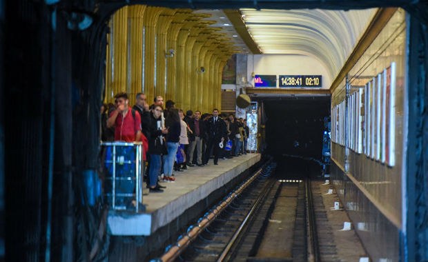  Metroda qatarda problem yarandı - Sərnişinlər düşürüldü 