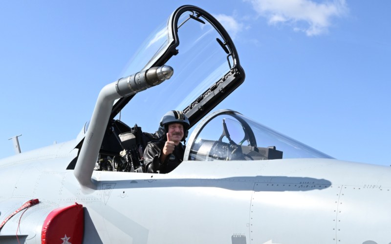  İlham Əliyev JF-17C təyyarəsinin sükanı arxasına keçdi -  FOTO 