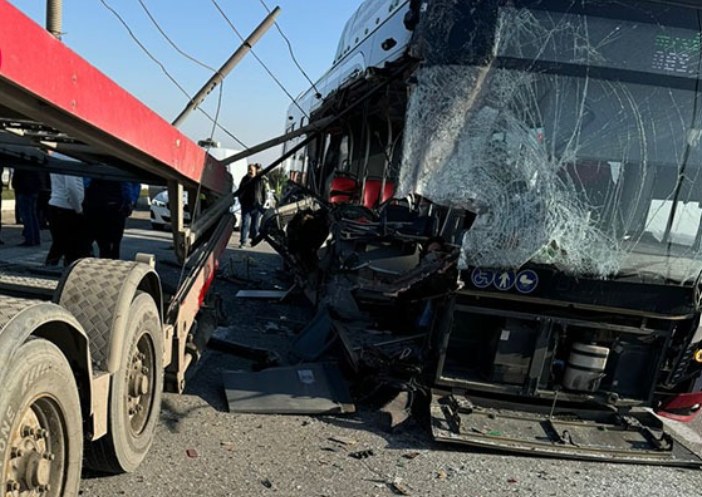  Bakıda sərnişin avtobusu yük maşınına ÇIRPILDI - Ölən və yaralılar var 